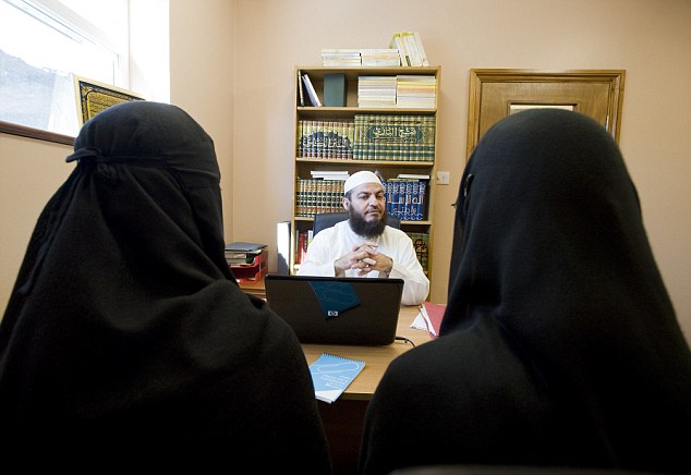To kvinner søker om skilsmisse hos shariadommer Haitham Al Haddad.